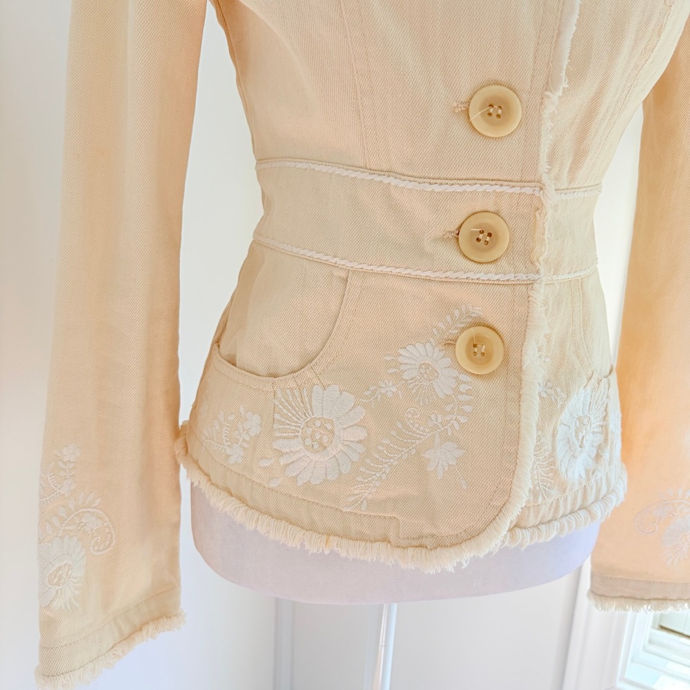 White House Black Market Denim Jacket 4 Boho Cream Embroidered Floral Raw Fringe - Picture 3 of 8